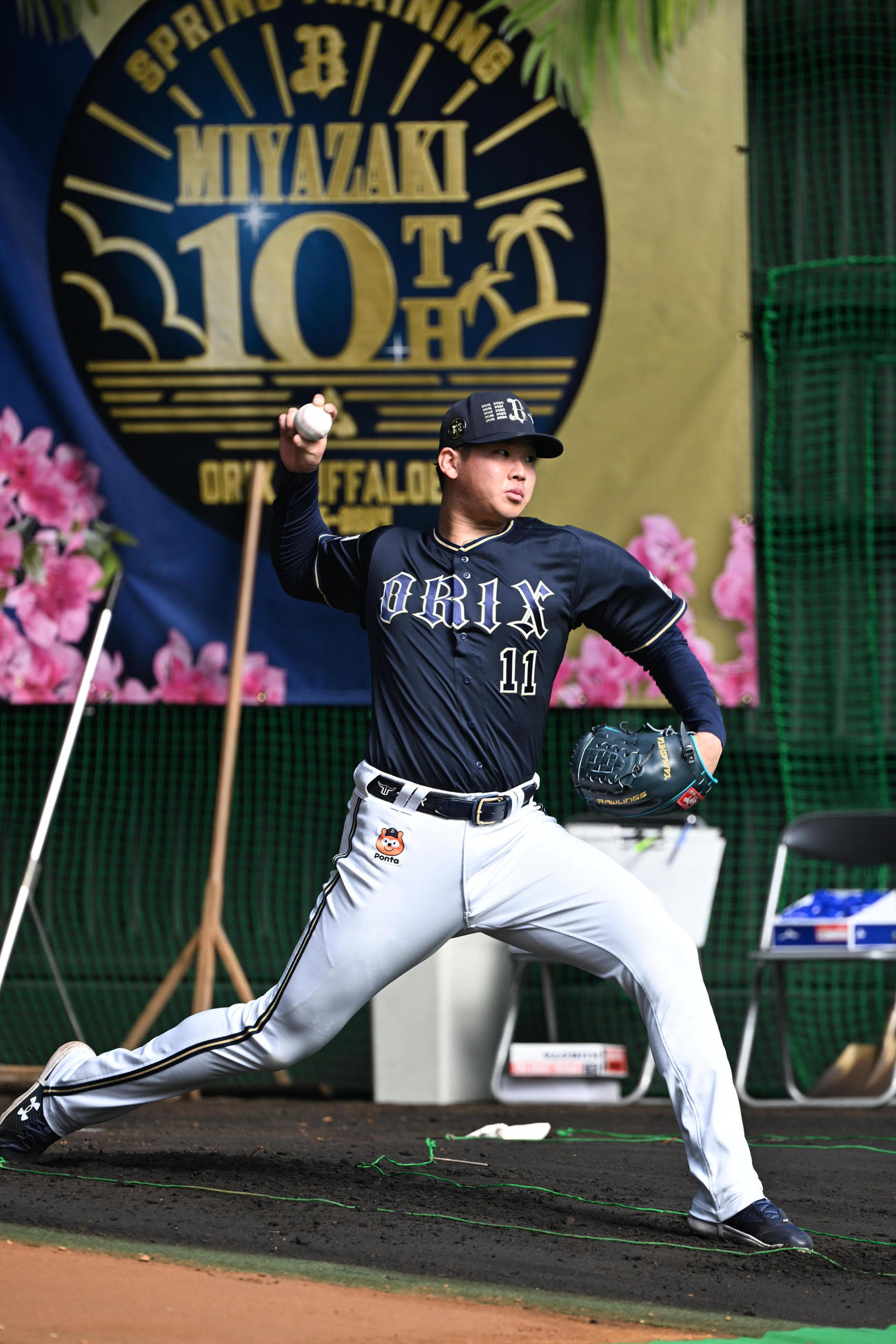 初ブルペンで力強い球を投げ込むオリックス山下（撮影・和賀正仁）