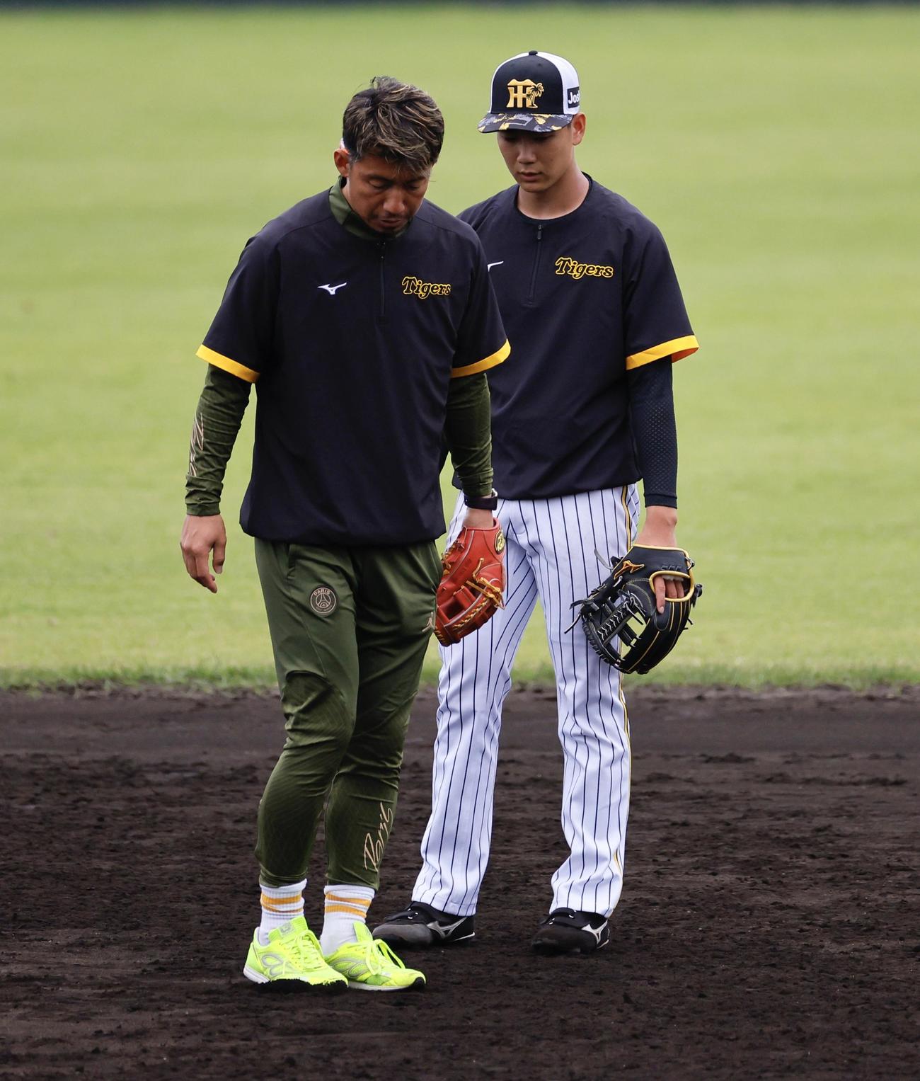 阪神2軍春季キャンプ山田（右）に守備指導する鳥谷臨時コーチ（撮影・藤尾明華）