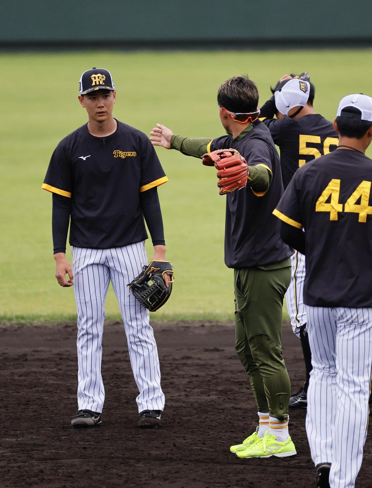 阪神2軍春季キャンプ山田（左）に守備指導する鳥谷臨時コーチ（撮影・藤尾明華）