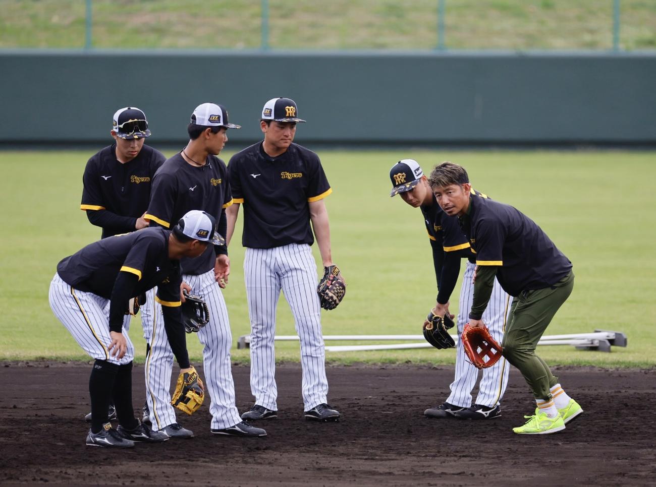 阪神2軍春季キャンプ守備指導する鳥谷臨時コーチ（撮影・藤尾明華）