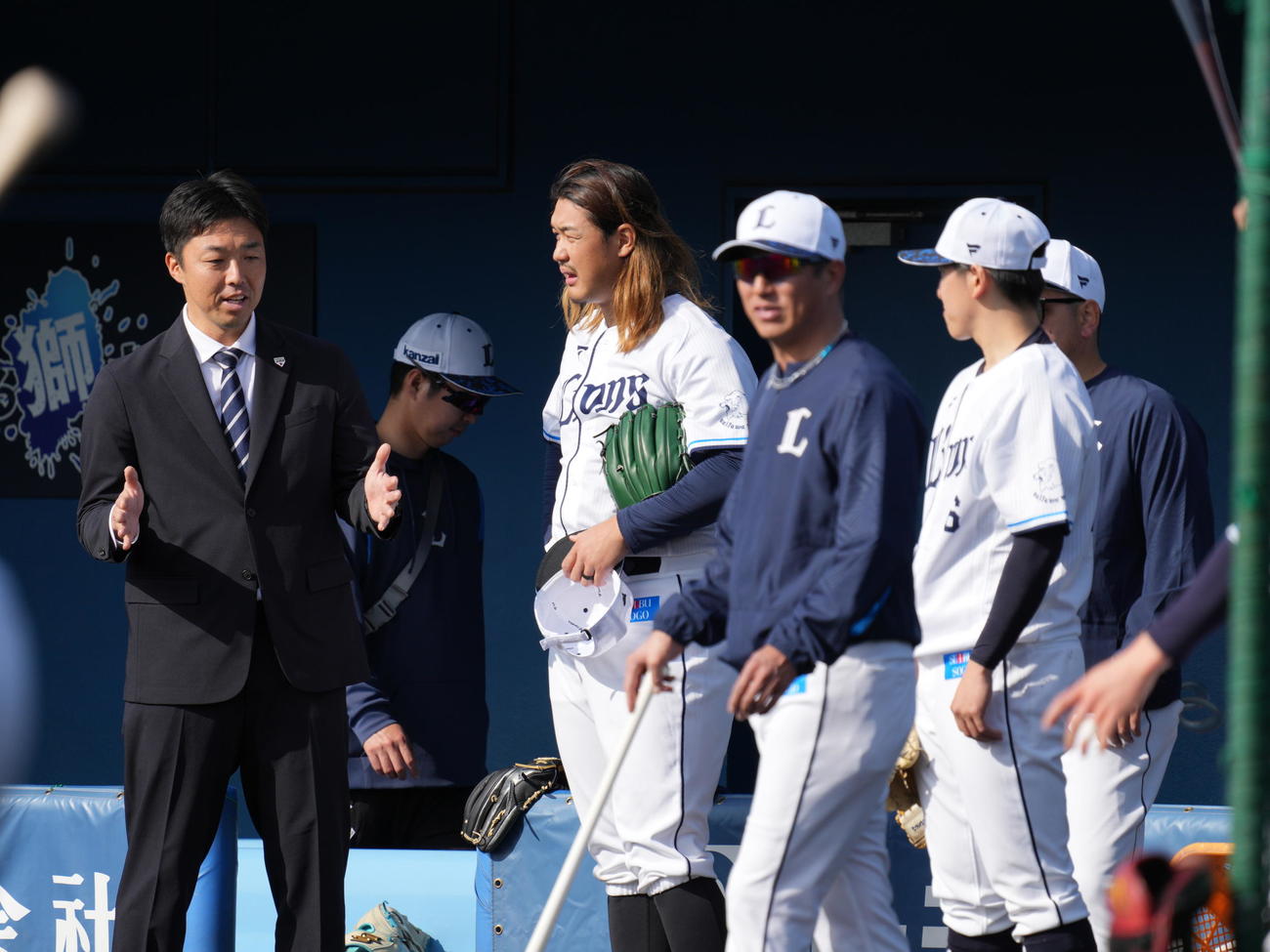 西武南郷キャンプ2日目、南郷キャンプを訪れた吉見投手コーチ（左）と談笑する西武高橋（撮影・小沢裕）