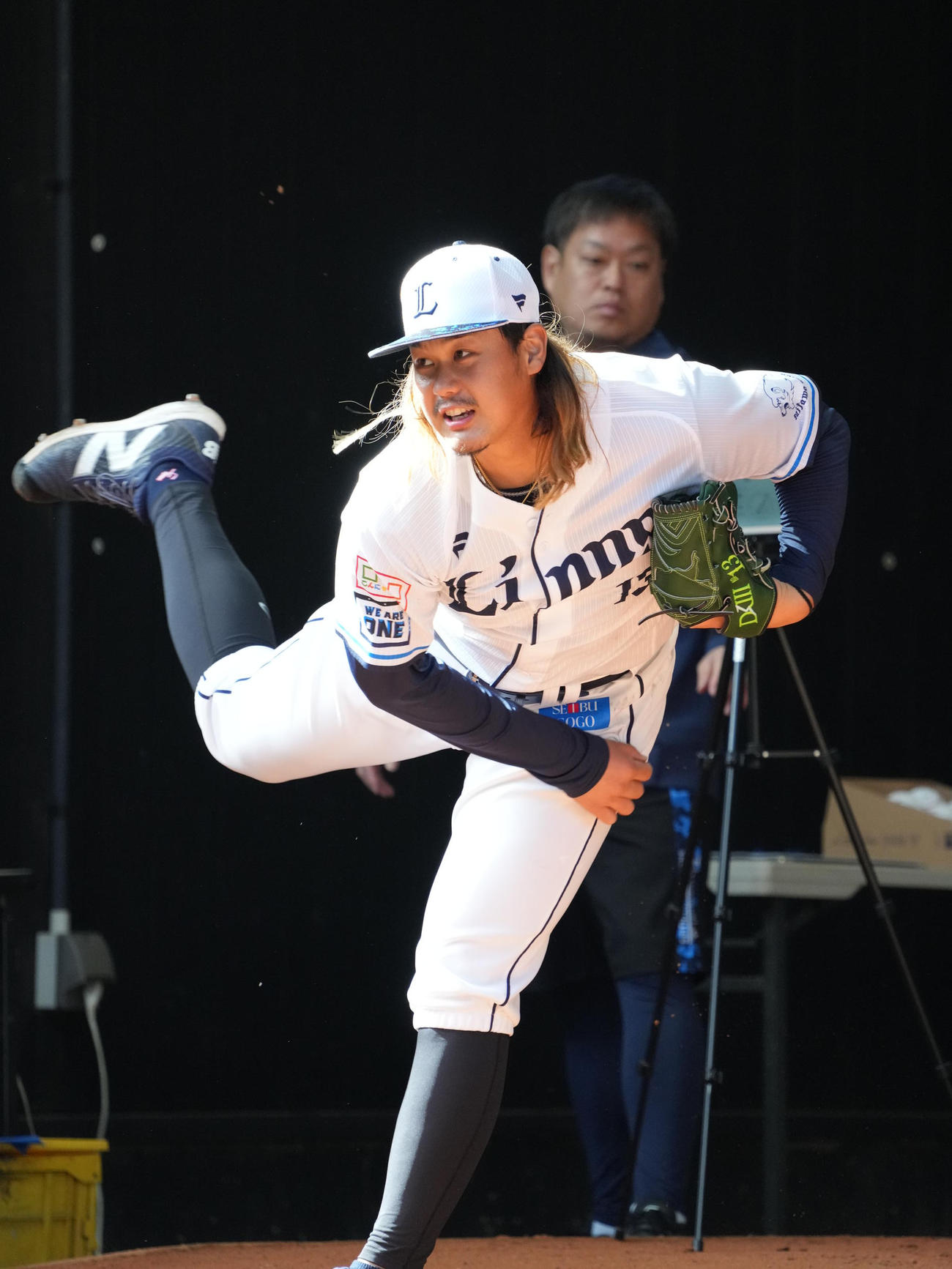 西武南郷キャンプ2日目、ブルペンで投球する西武高橋（撮影・小沢裕）