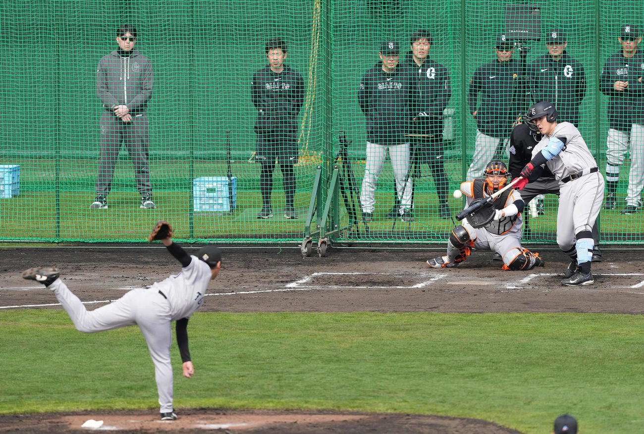 シート打撃で巨人岡本和を遊飛に仕留める又木。後列右から3人目は阿部監督（撮影・鈴木みどり）