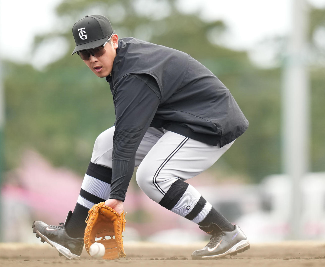 居残り特守を受ける巨人岡本（撮影・鈴木みどり）