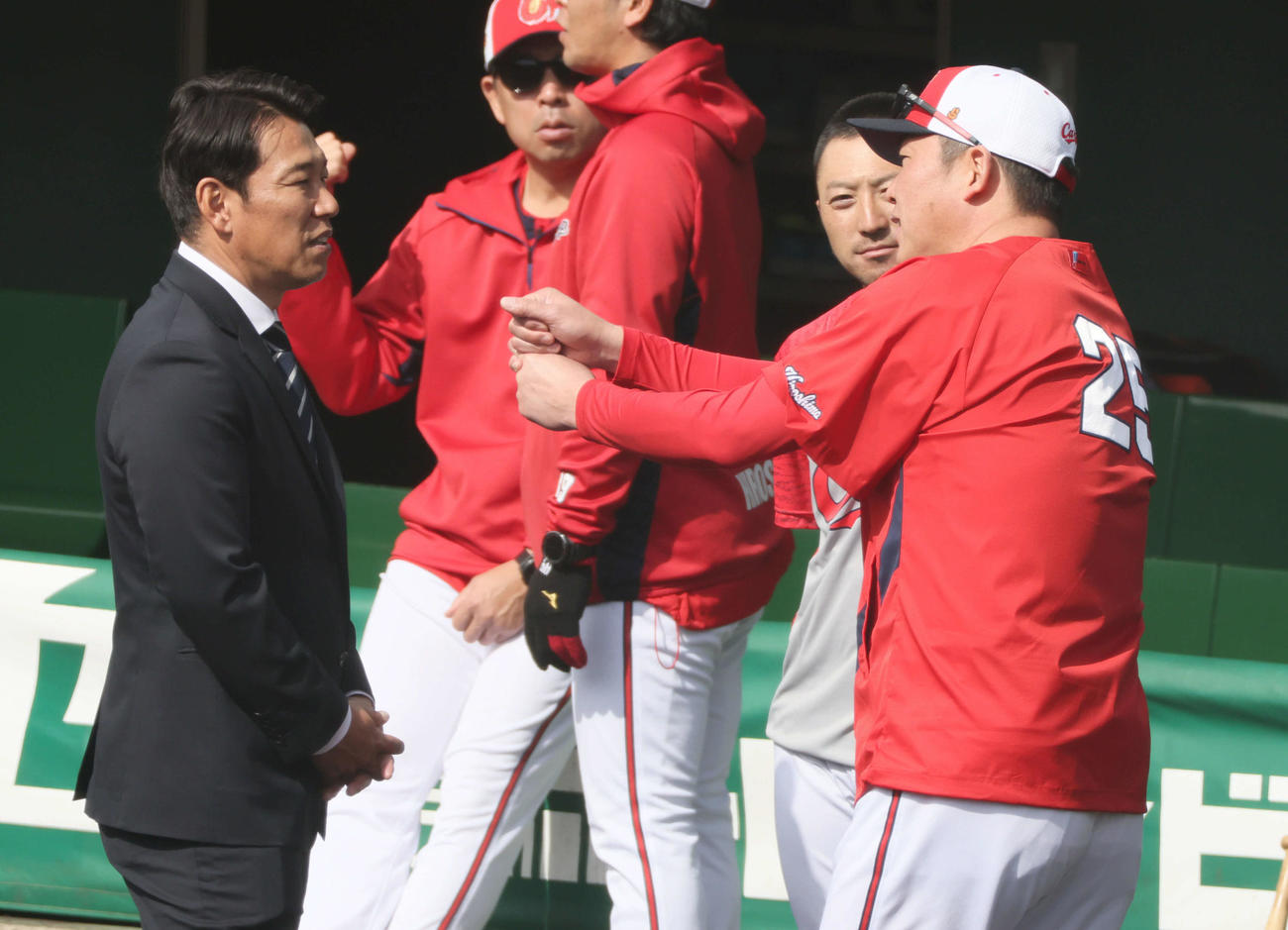 広島新井監督（右）と話し合う侍ジャパンの井端監督（左）。右から2人目は菊池（撮影・加藤孝規）