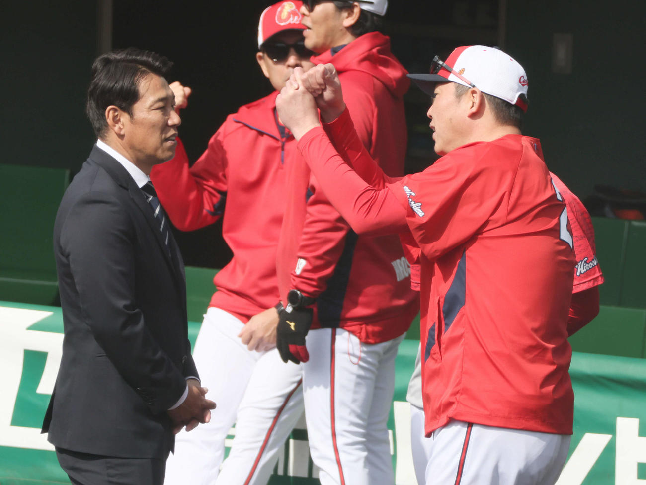 広島新井監督（右）と話し合う侍ジャパンの井端監督（左）（撮影・加藤孝規）