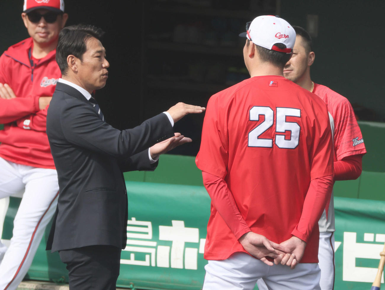 広島新井監督（右）と話し合う侍ジャパンの井端監督（左）（撮影・加藤孝規）