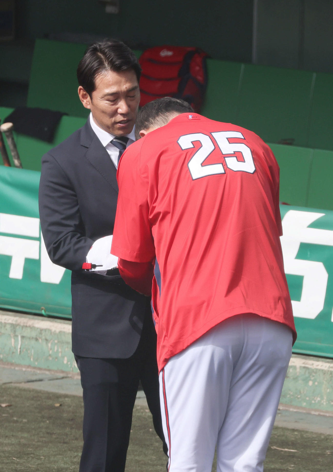 広島新井監督（右）と握手する侍ジャパンの井端監督（撮影・加藤孝規）