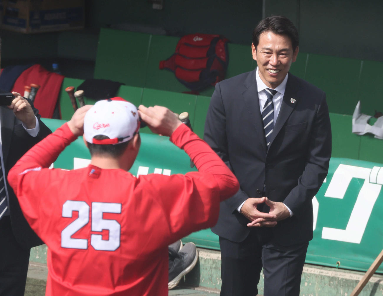 広島新井監督（左）と侍ジャパンの井端監督（撮影・加藤孝規）