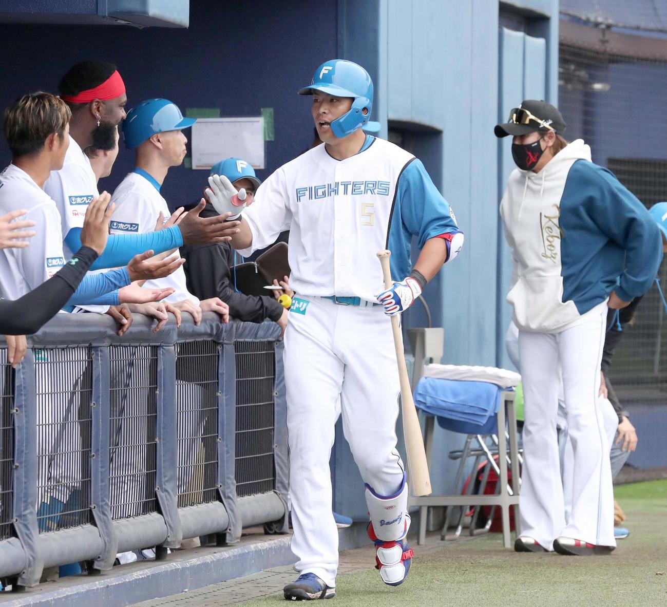 日本ハム紅白戦　2回裏、本塁打を放った野村はナインに出迎えられる（撮影・黒川智章）