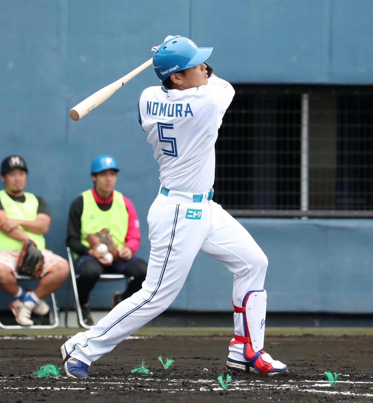 日本ハム紅白戦　2回裏白組2死、左中間に本塁打を放つ野村（撮影・黒川智章）