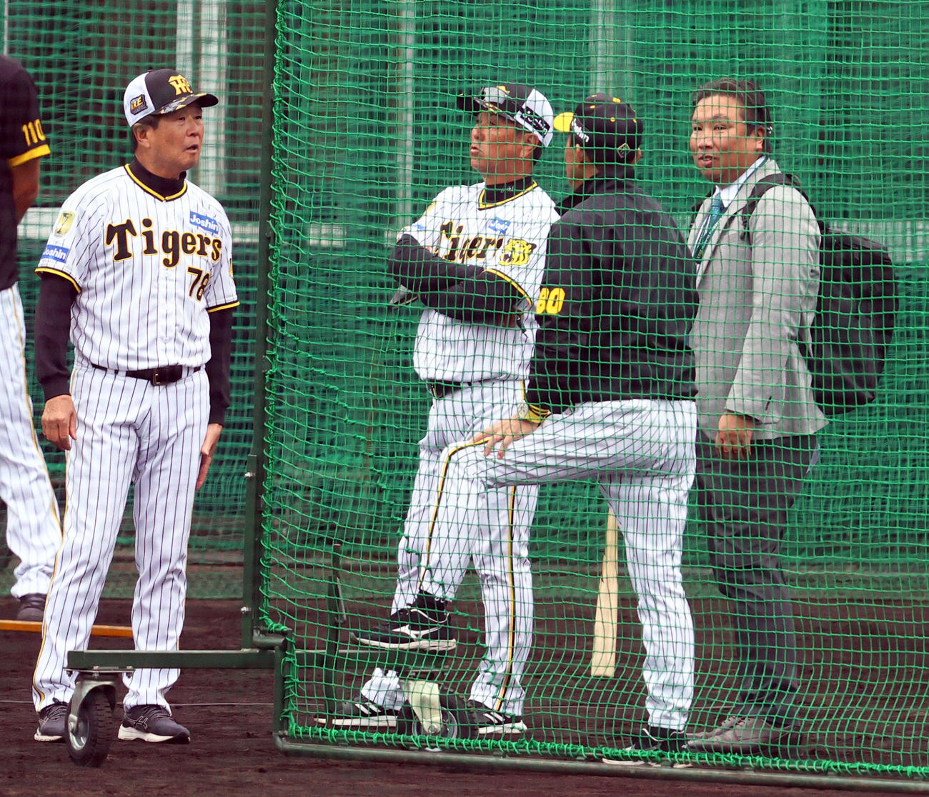 阪神岡田監督（左から3人目）と話す日刊スポーツ評論家の里崎氏（右）。左は平田ヘッドコーチ、同2人目は水口打撃コーチ（撮影・上山淳一）