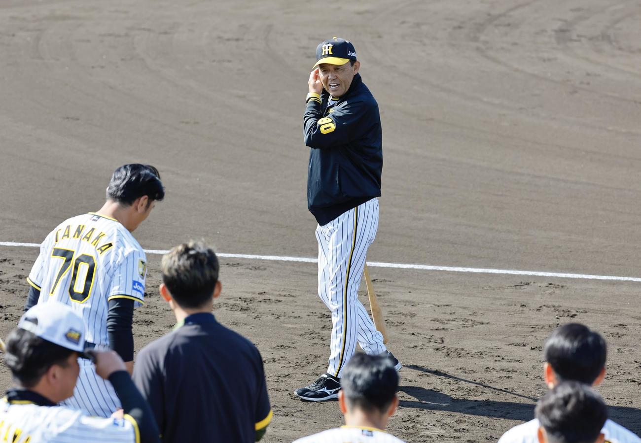 阪神2軍春季キャンプ2軍の視察に訪れ、笑顔を見せる岡田監督（撮影・藤尾明華）