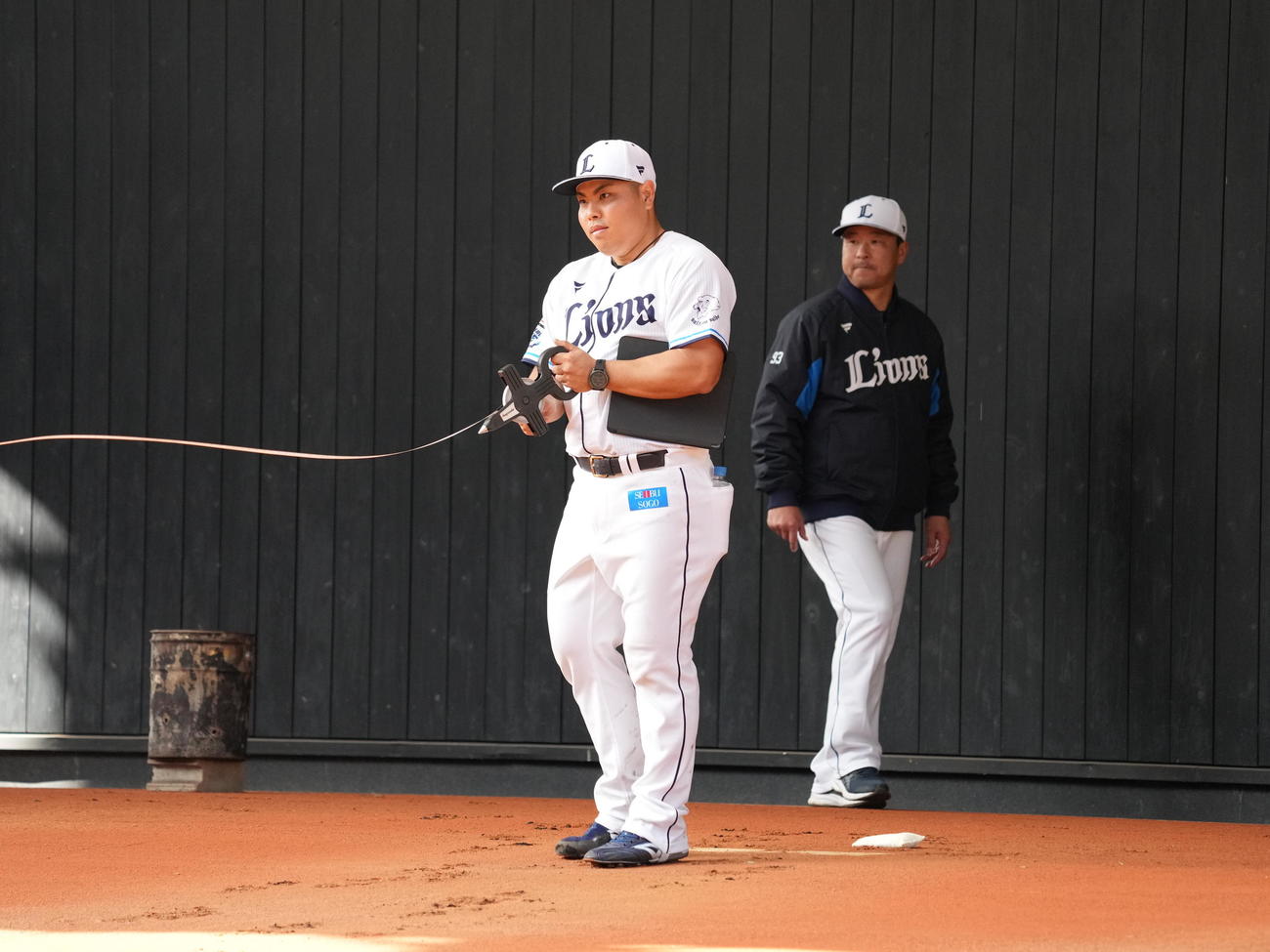 西武南郷キャンプ2日目、投球前に巻尺でプレート間の距離をはかる西武平良（撮影・小沢裕）