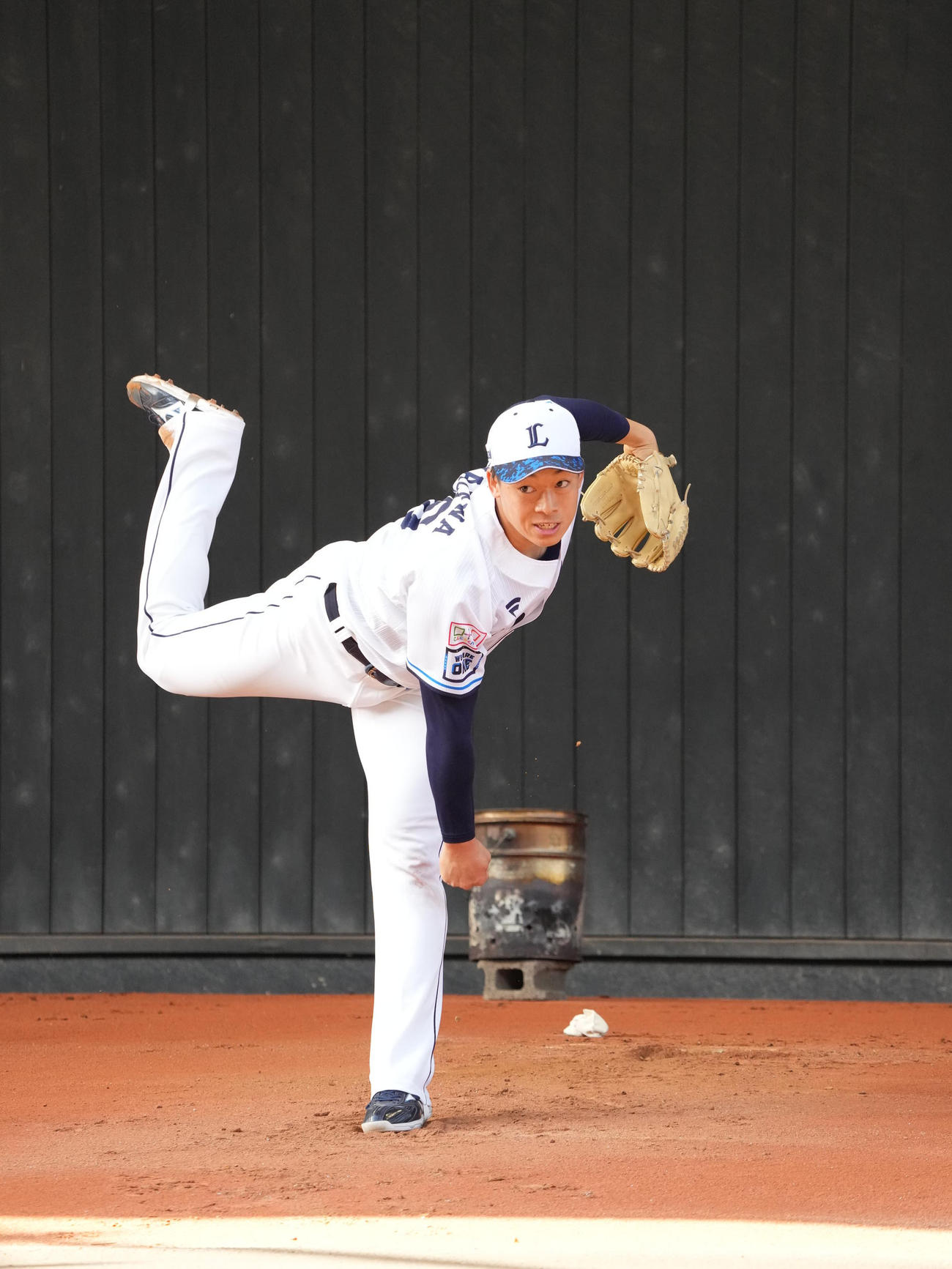西武南郷キャンプ2日目、ブルペンで投球する西武ドラフト5位の宮沢＝（撮影・小沢裕）