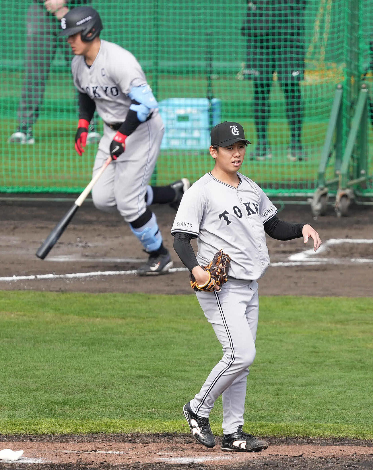 シート打撃で巨人岡本和（後方）を遊飛に仕留める又木（撮影・鈴木みどり）