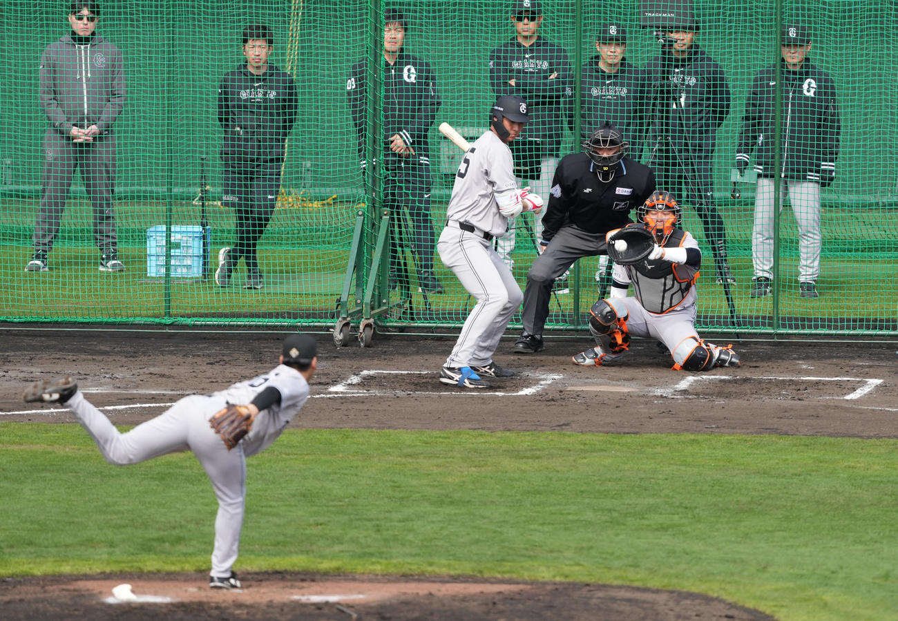 シート打撃で巨人秋広を見逃し三振に仕留める又木（撮影・鈴木みどり）