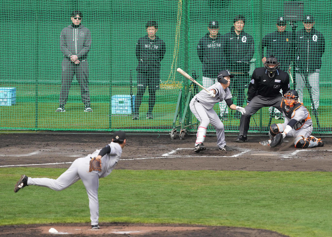 シート打撃で巨人門脇を空振り三振に仕留める又木。後列右から2人目は阿部監督（撮影・鈴木みどり）