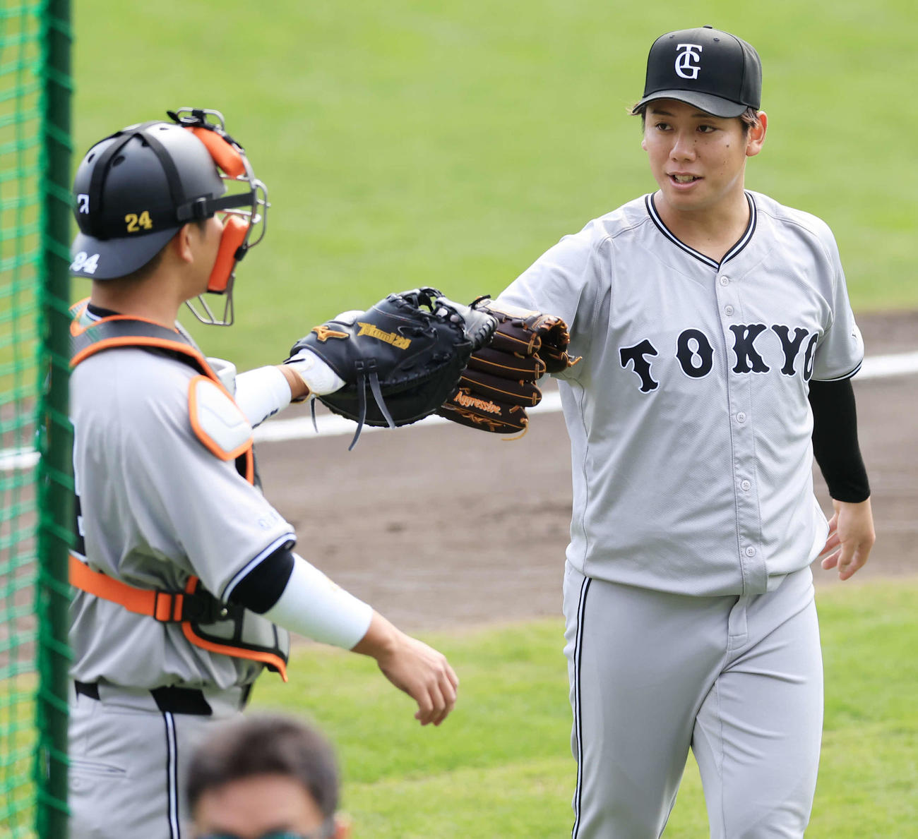 シート打撃登板を終え、巨人大城卓（左）とグラブタッチする又木（撮影・浅見桂子）