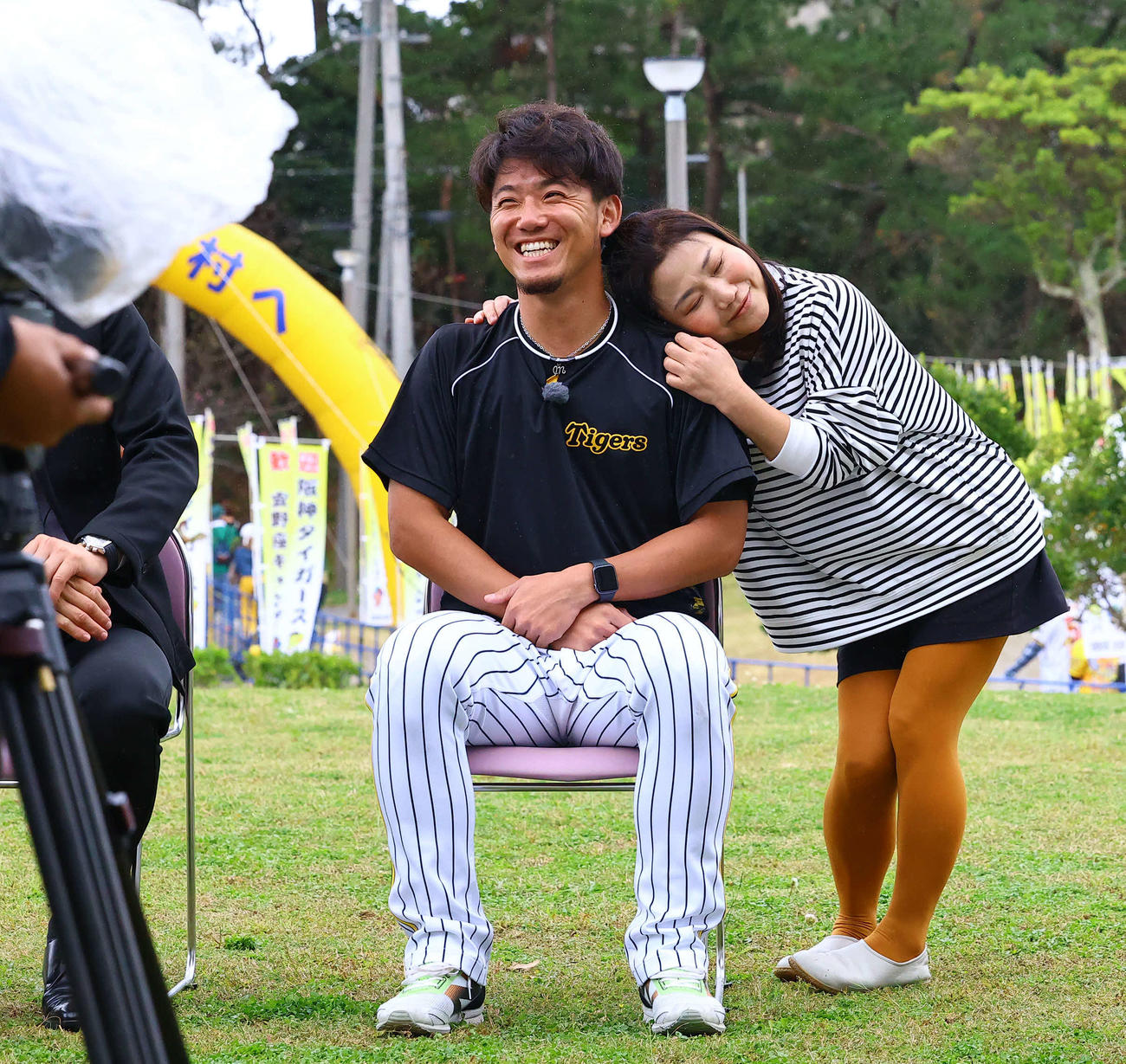 テレビ収録で伊藤将（左）に〓（順の川が峡の旧字体のツクリ）ずりする吉本新喜劇の島田珠代（撮影・藤尾明華）