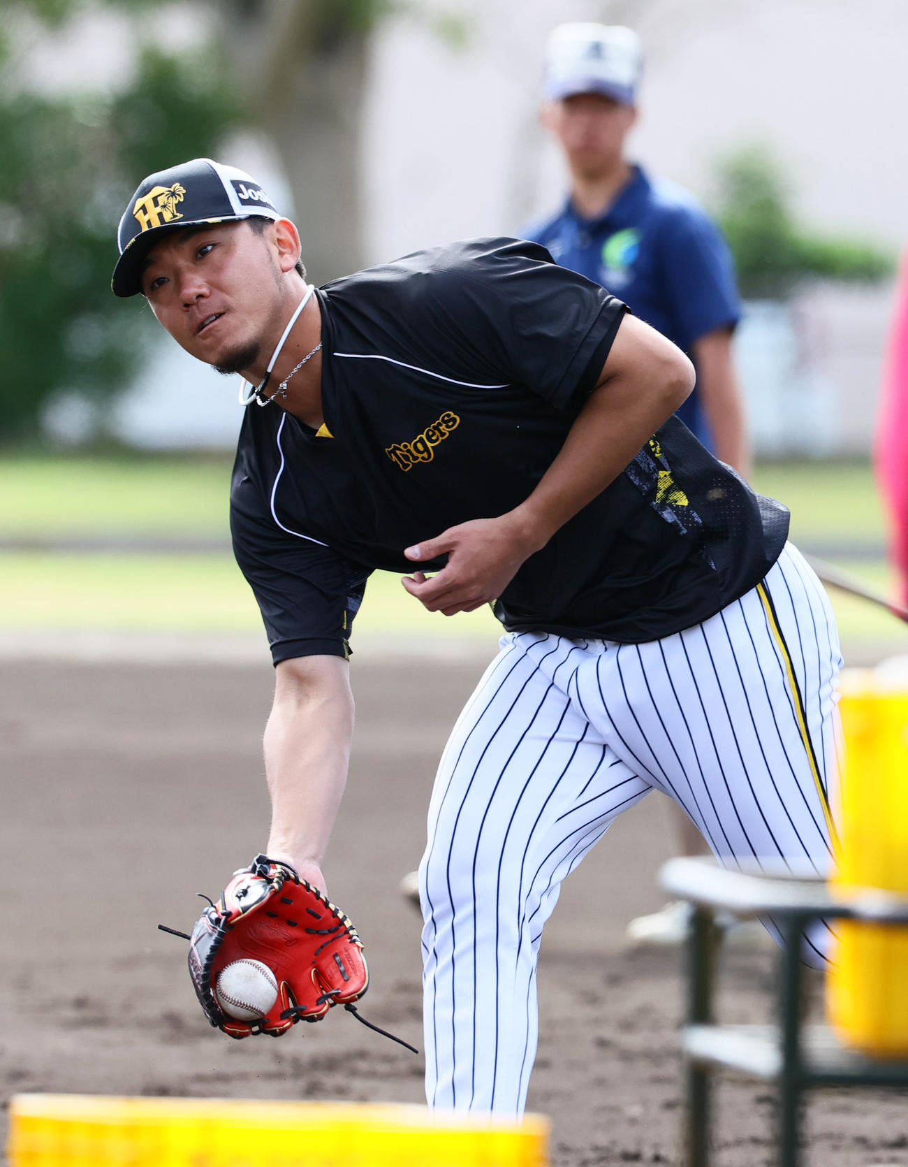 投内連係で汗を流す阪神伊藤将（撮影・上山淳一）