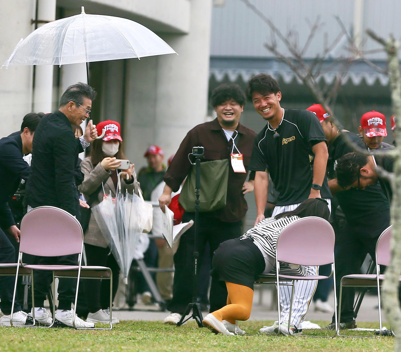 テレビ収録で、阪神伊藤将（右から2人目）に抱きつく吉本新喜劇の島田珠代（手前）。左は間寛平（撮影・上山淳一）