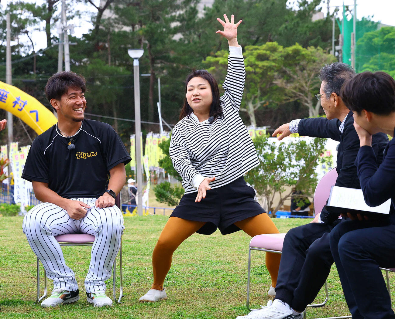テレビ収録で、伊藤将（左）の前でギャグを披露する吉本新喜劇の島田珠代。右から2人目間寛平（撮影・藤尾明華）
