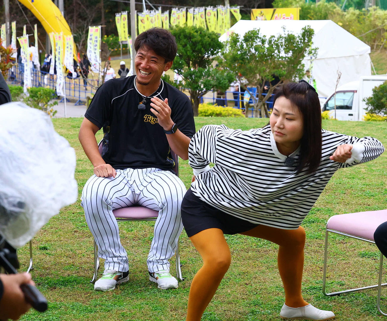 テレビ収録で、伊藤将（左）の前でギャグを披露する吉本新喜劇の島田珠代（撮影・藤尾明華）