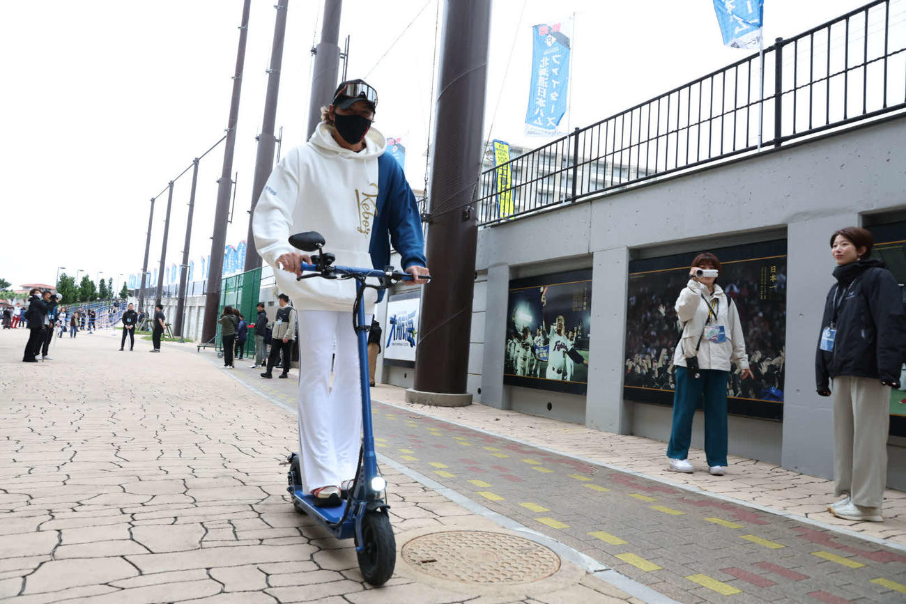 キックボードで球場に移動する日本ハム新庄監督