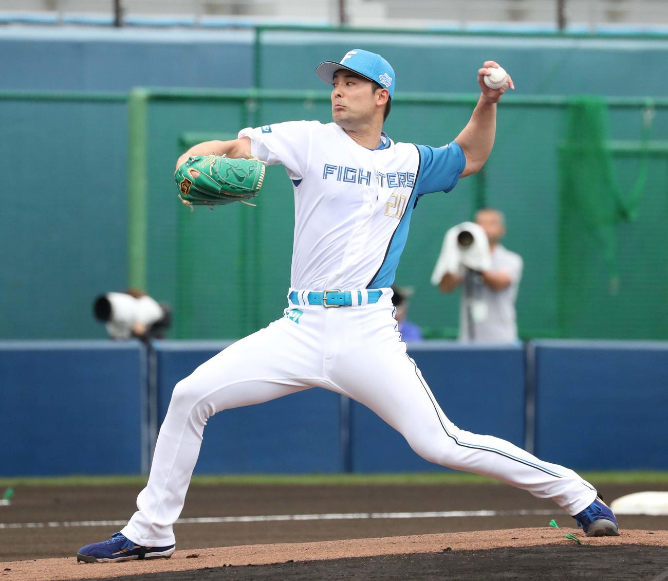日本ハム紅白戦　2回を無安打に抑える白組上原（撮影・黒川智章）