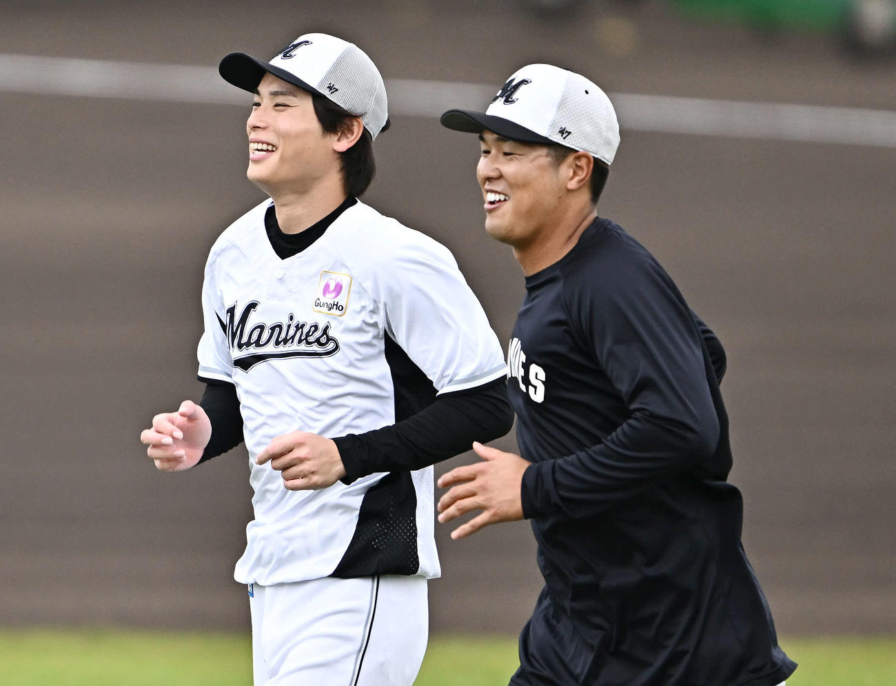 ウオーミングアップで笑顔のロッテ和田（左）と中村奨（撮影・滝沢徹郎）