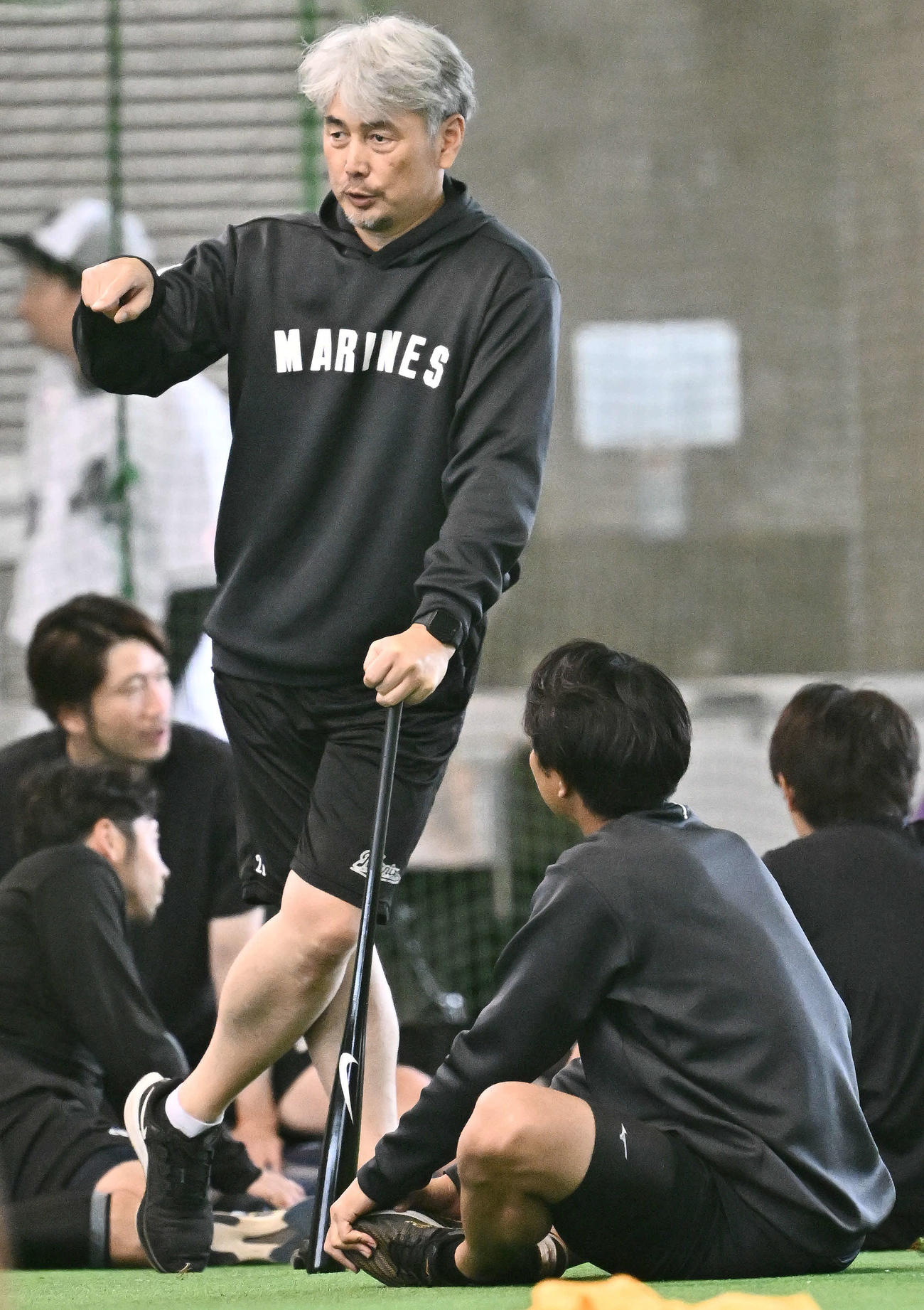 室内練習場でロッテ吉井監督（左）は大谷と話す（撮影・滝沢徹郎）