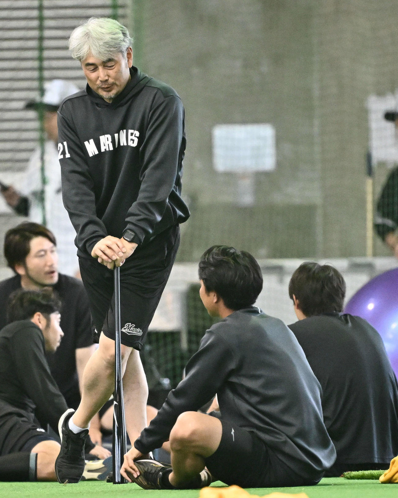 室内練習場でロッテ吉井監督（左）は大谷と話す（撮影・滝沢徹郎）