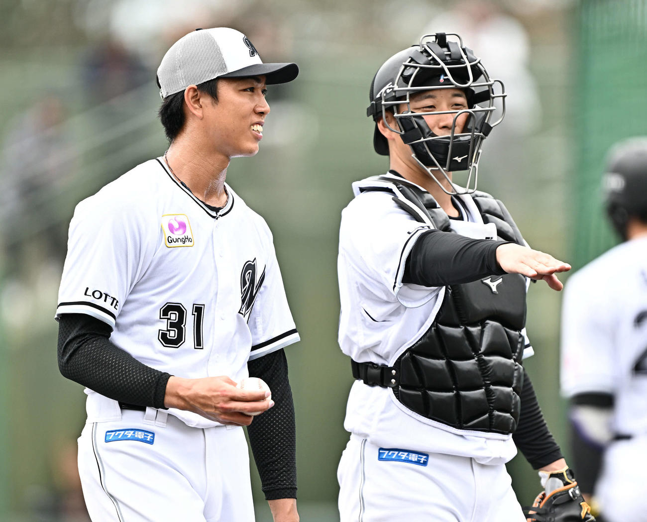 ライブBPの登板を終えたロッテ大谷（左）は捕手柿沼と引き揚げる（撮影・滝沢徹郎）