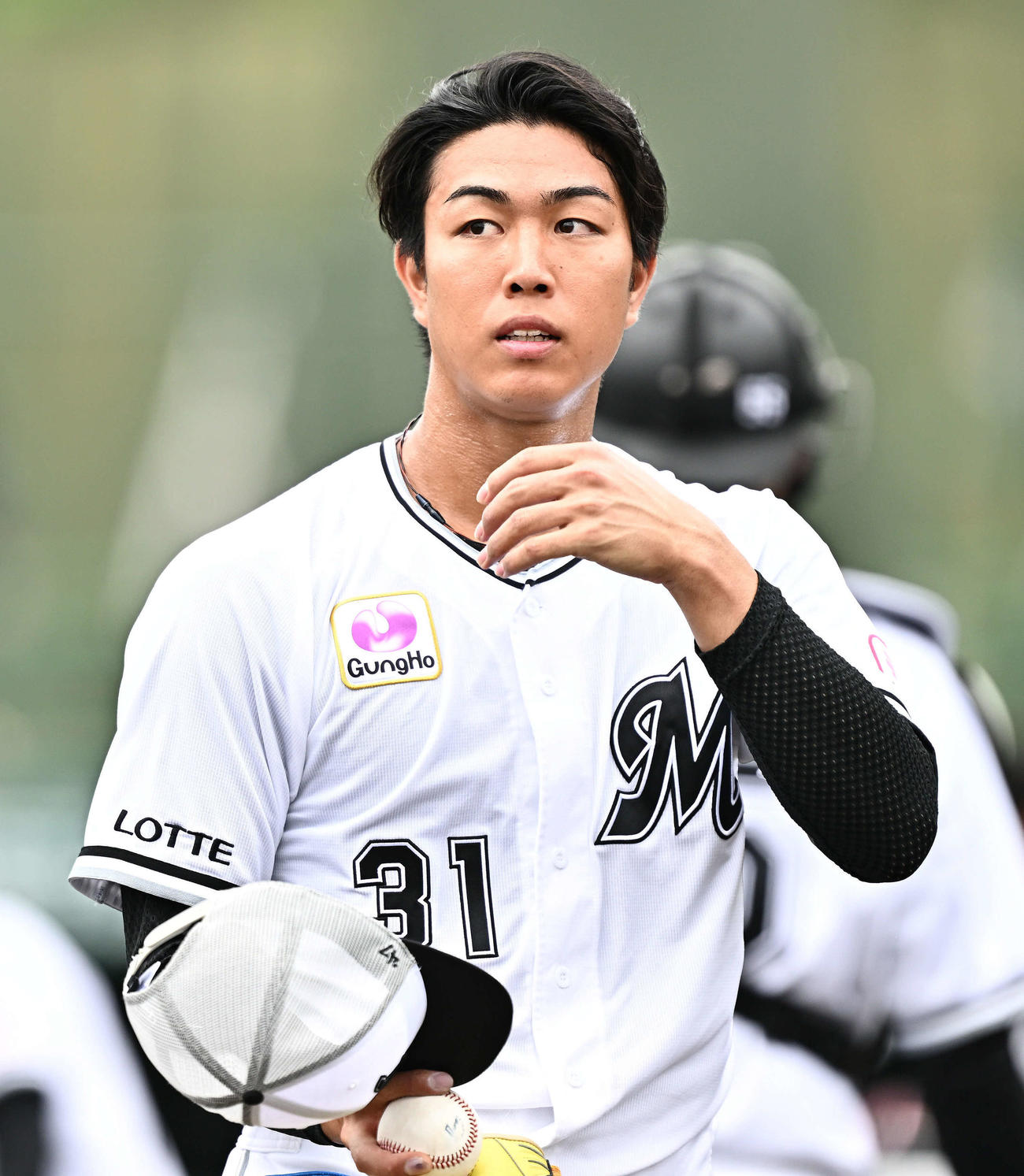 ライブBPの登板を終え引き揚げるロッテ大谷（撮影・滝沢徹郎）