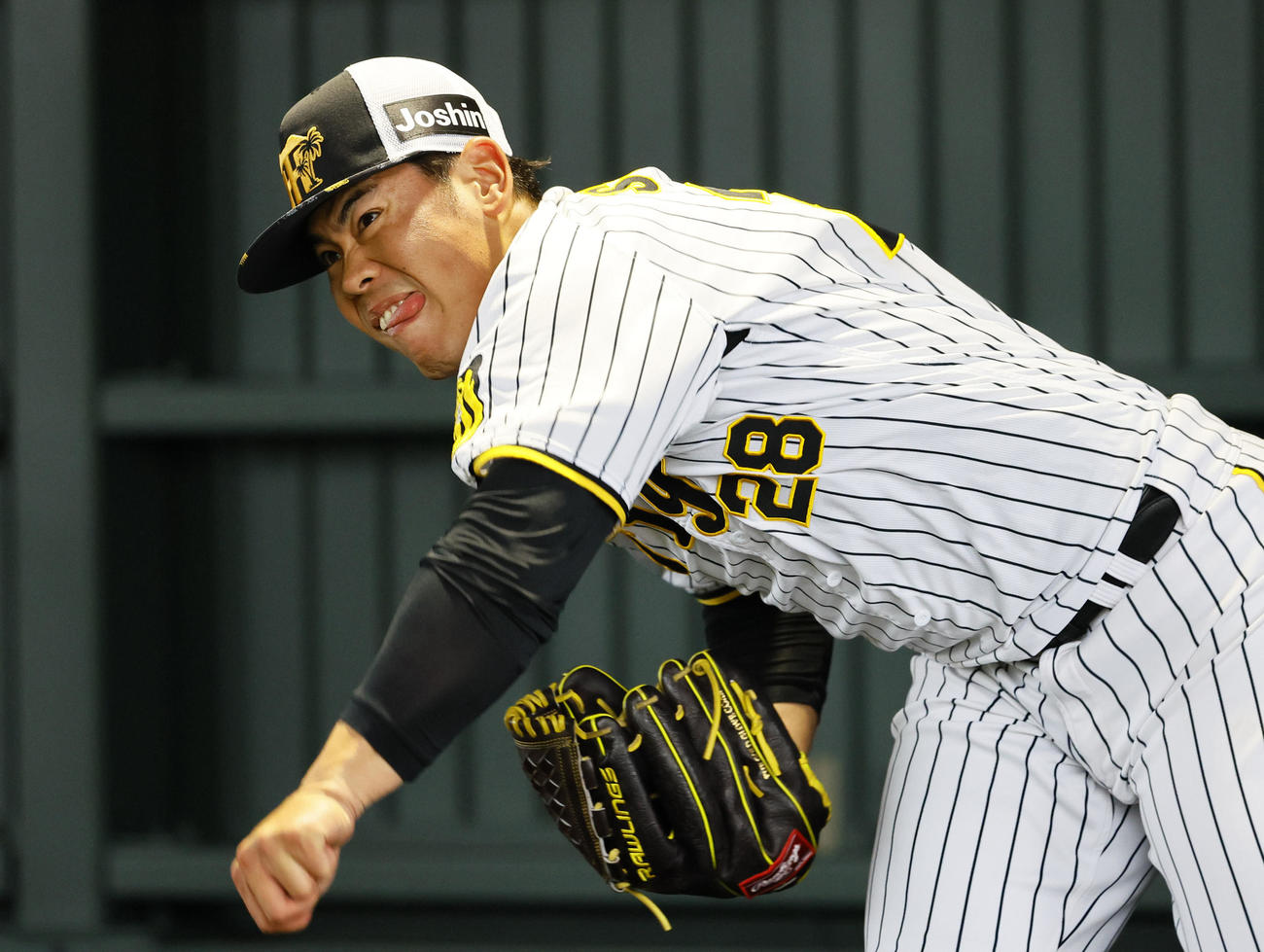 ブルペンで投球練習をする鈴木（撮影・藤尾明華）