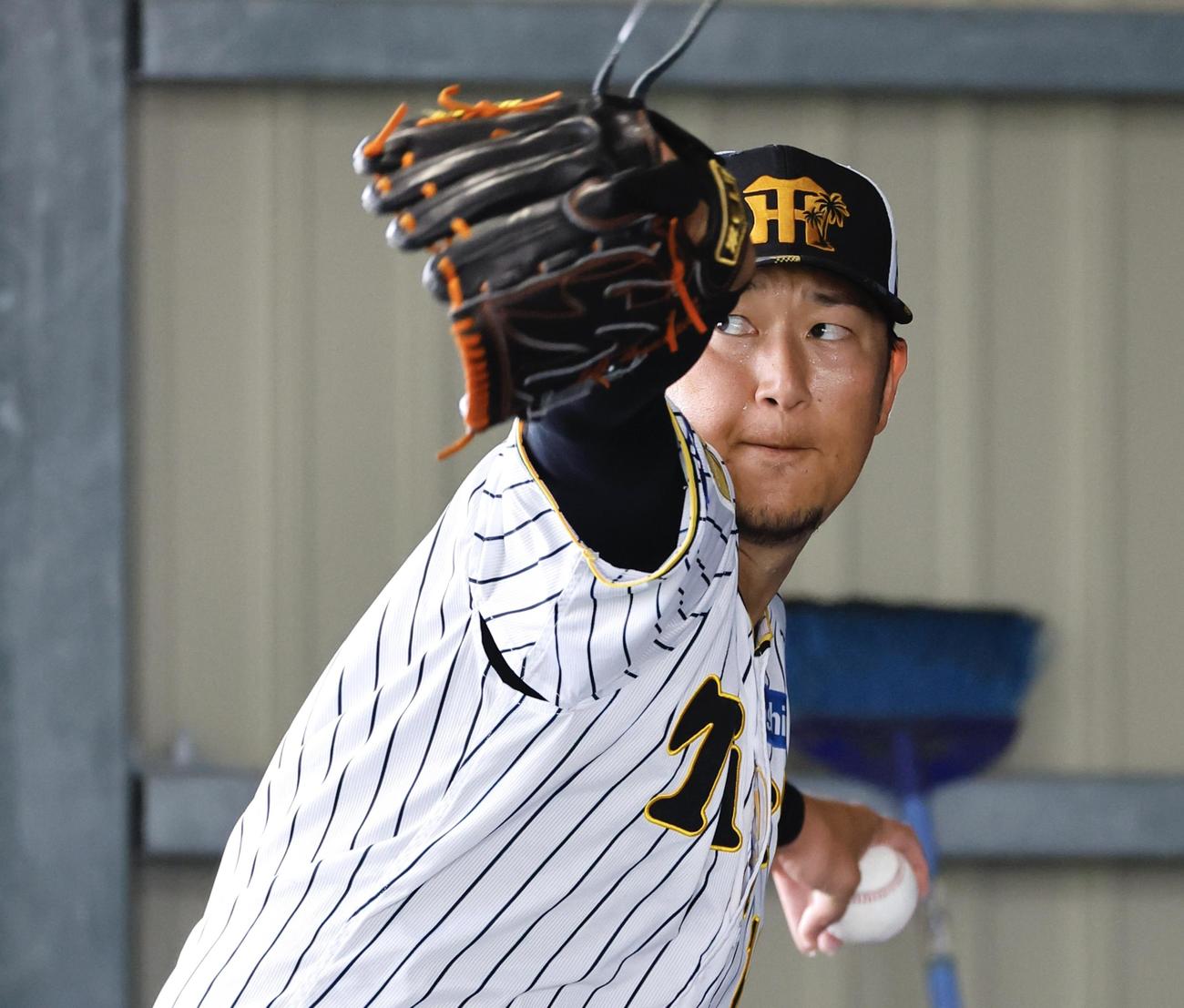 阪神2軍春季キャンプブルペンで投球練習する岩貞（撮影・藤尾明華）