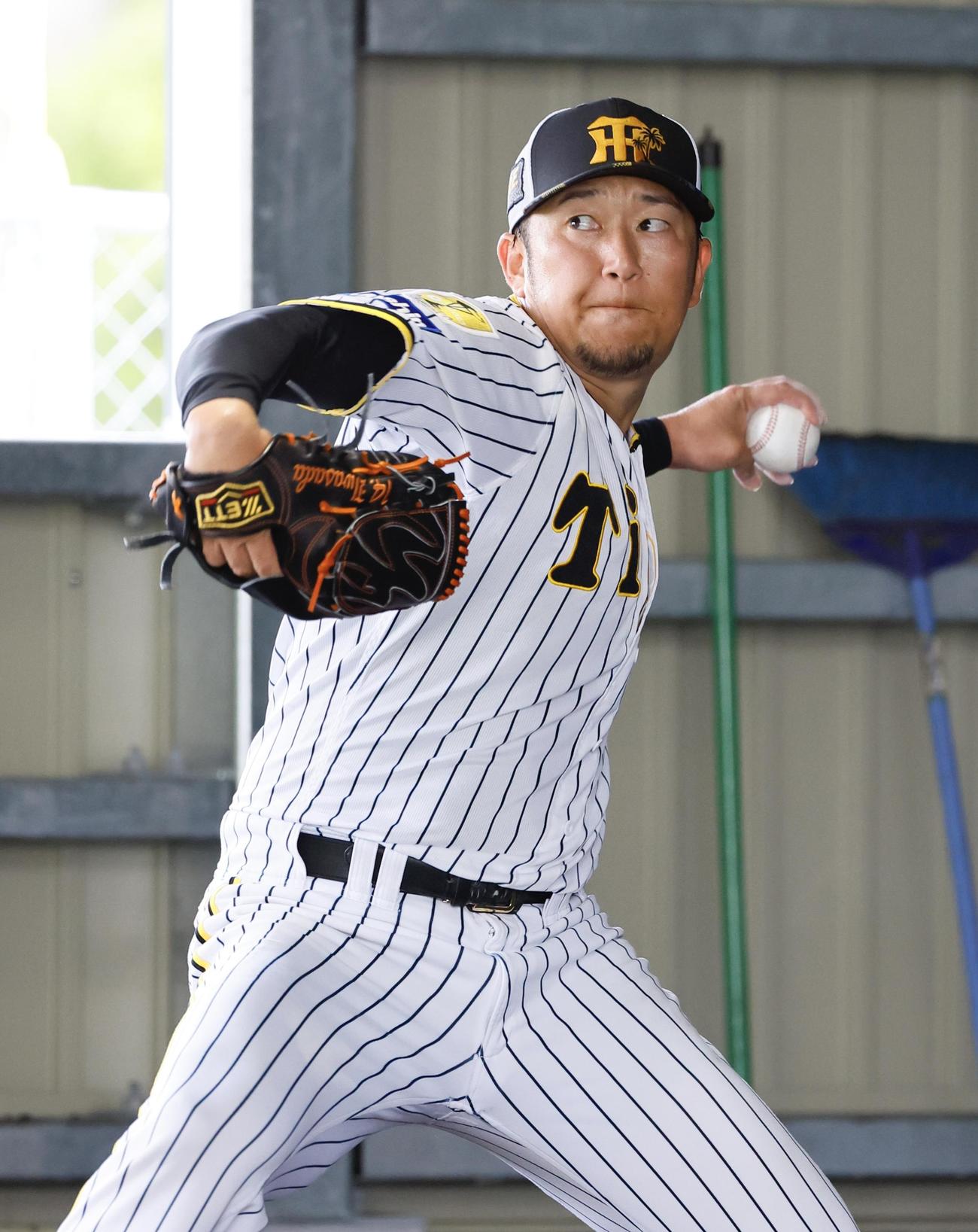 阪神2軍春季キャンプブルペンで投球練習する岩貞（撮影・藤尾明華）