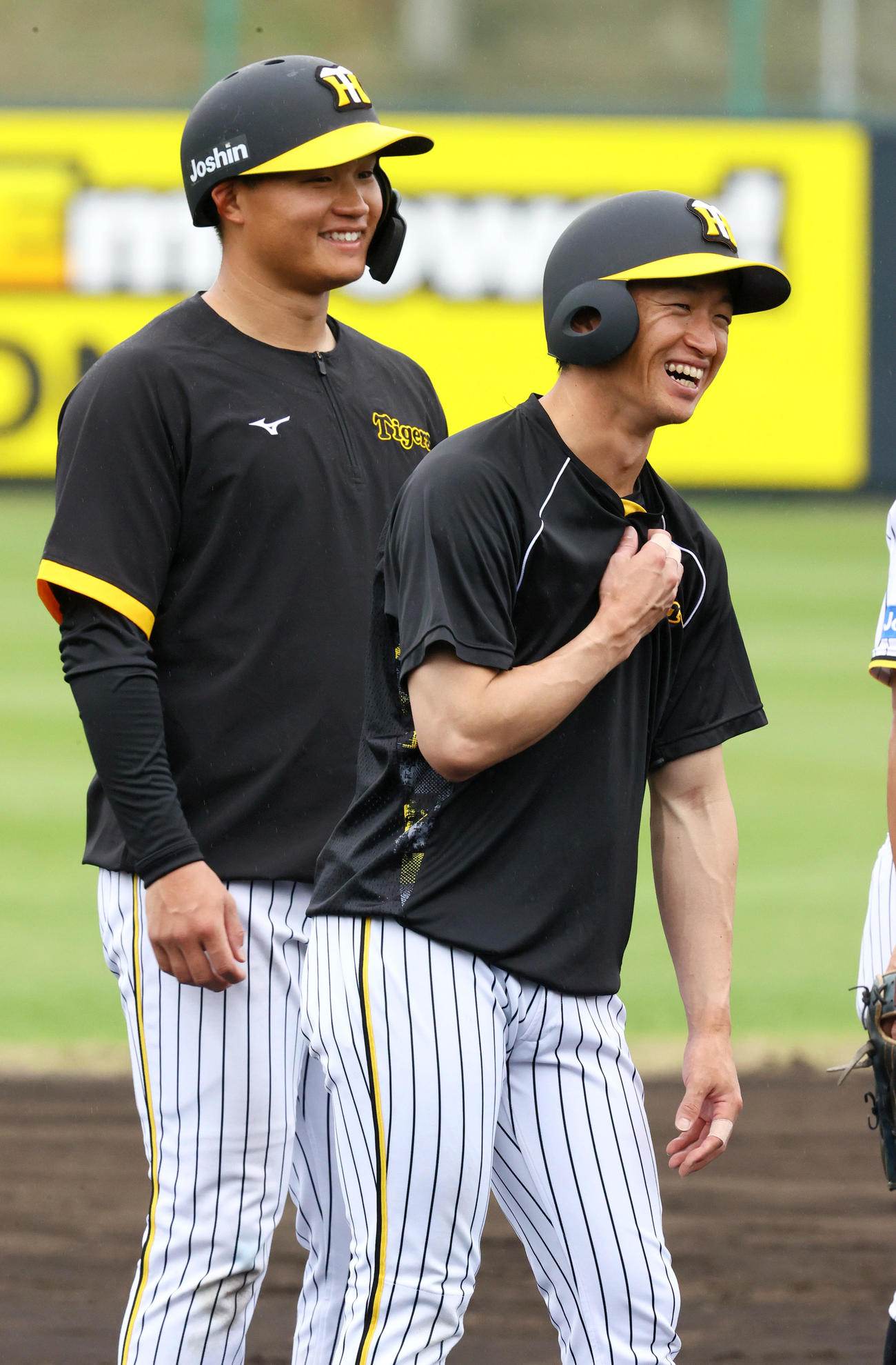 走塁練習の合間に笑顔を見せる阪神森下（左）と近本（撮影・上山淳一）