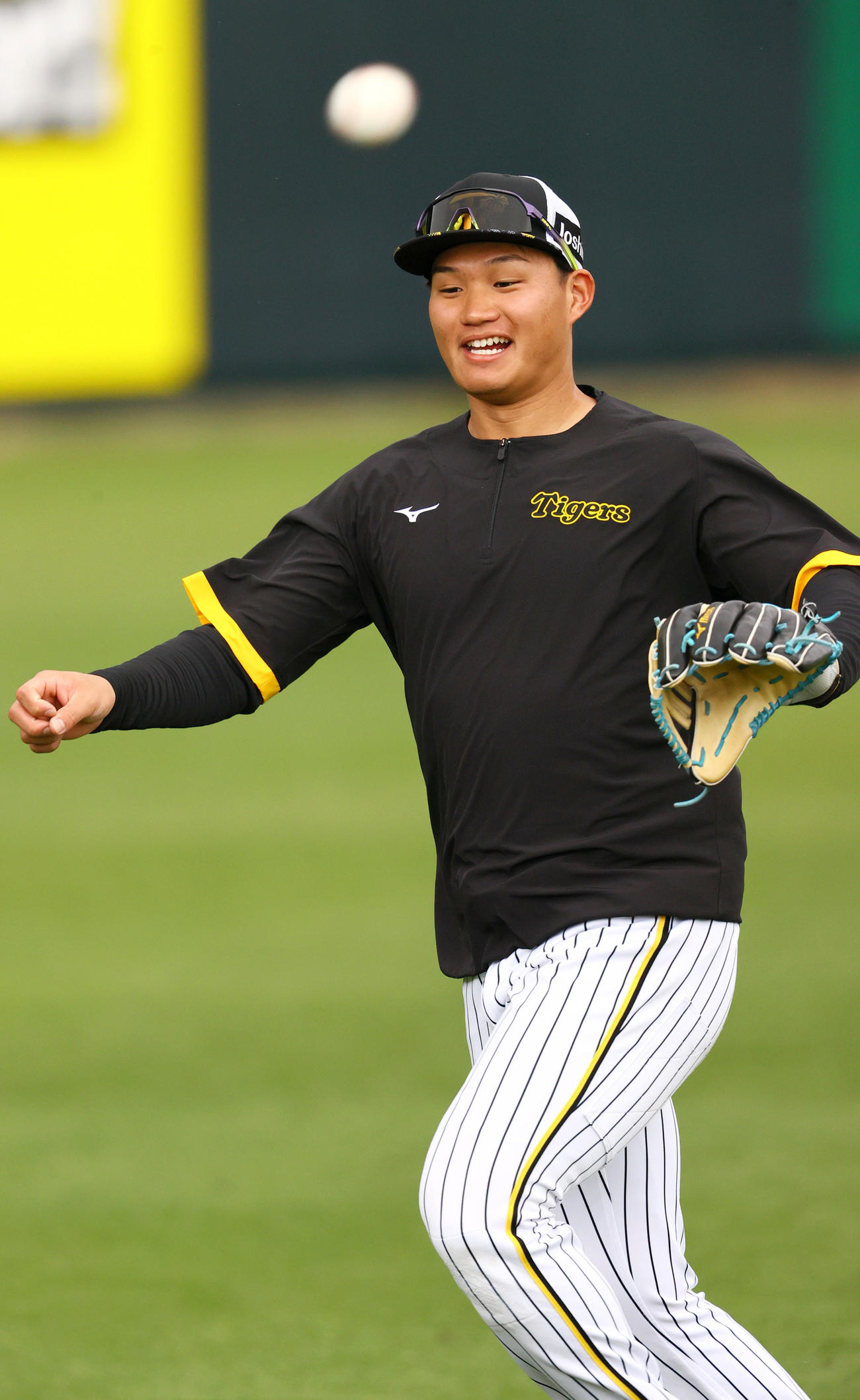フリー打撃の打球を追う阪神森下（撮影・上山淳一）