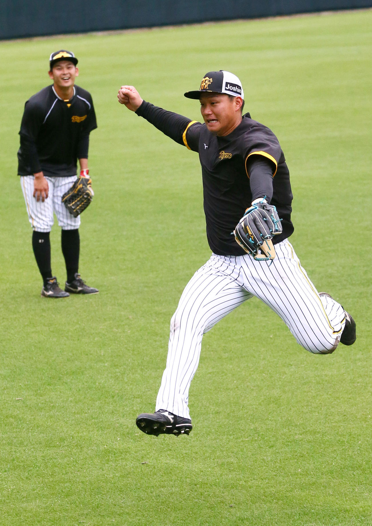 個別練習でノックを受ける阪神森下（手前）と野口（撮影・上山淳一）