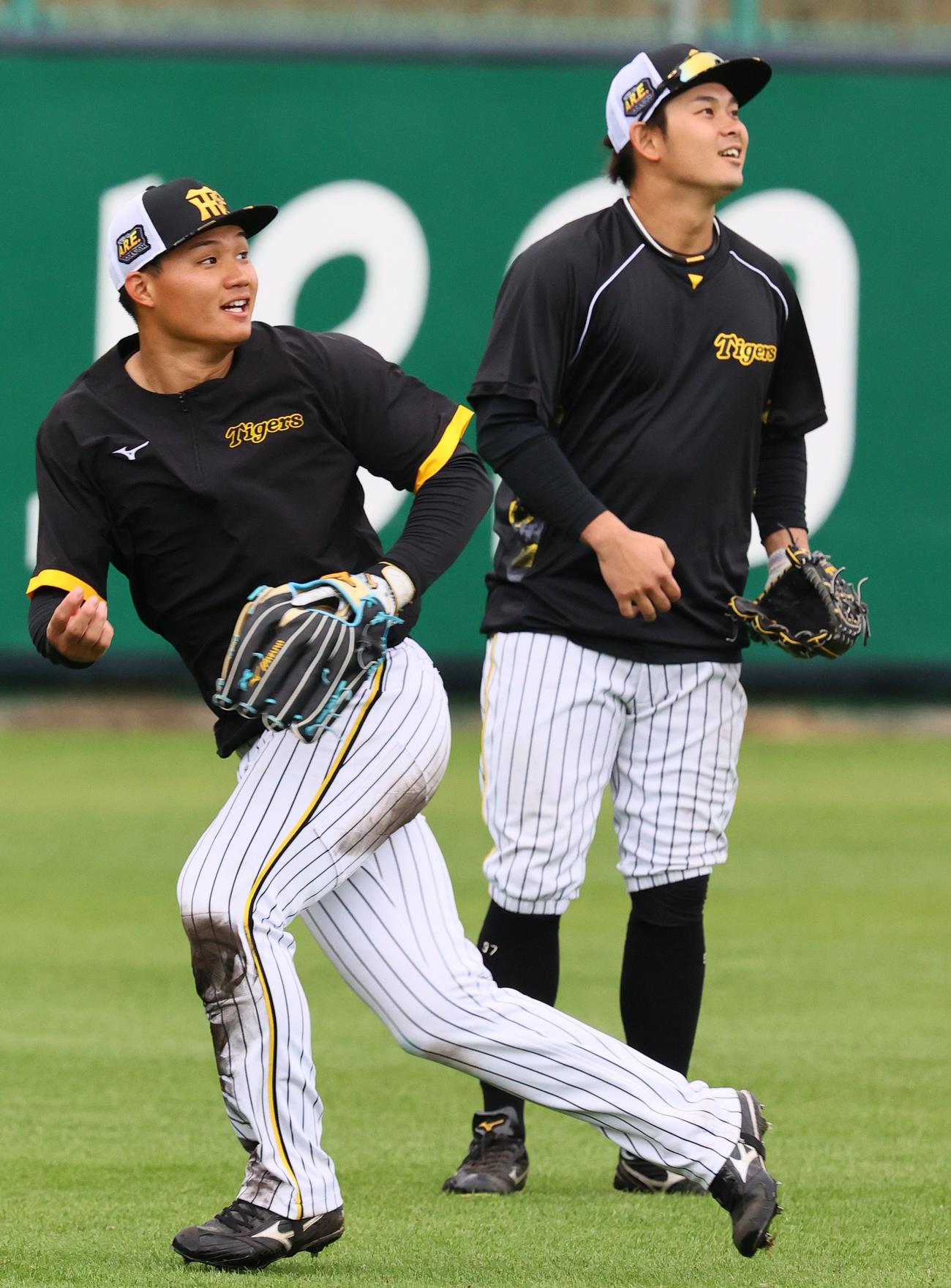 個別ノックを受ける阪神森下（手前）と阪神野口（撮影・上山淳一）