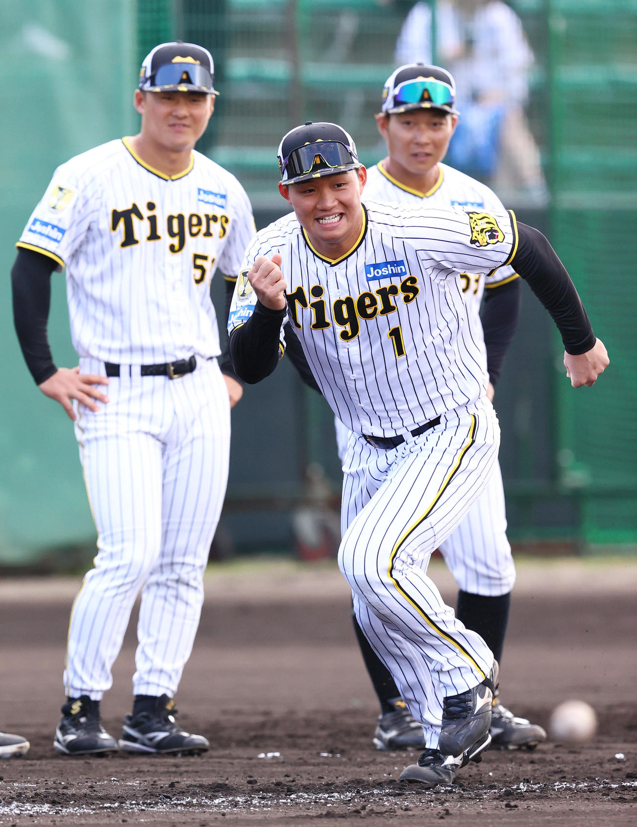 ベースランする阪神森下（手前）ら、左から前川、藤田（撮影・上山淳一）