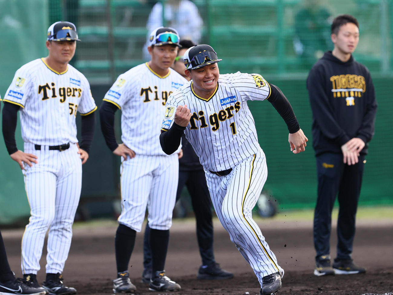 ベースランする阪神森下（手前）ら、左から前川、藤田（撮影・上山淳一）