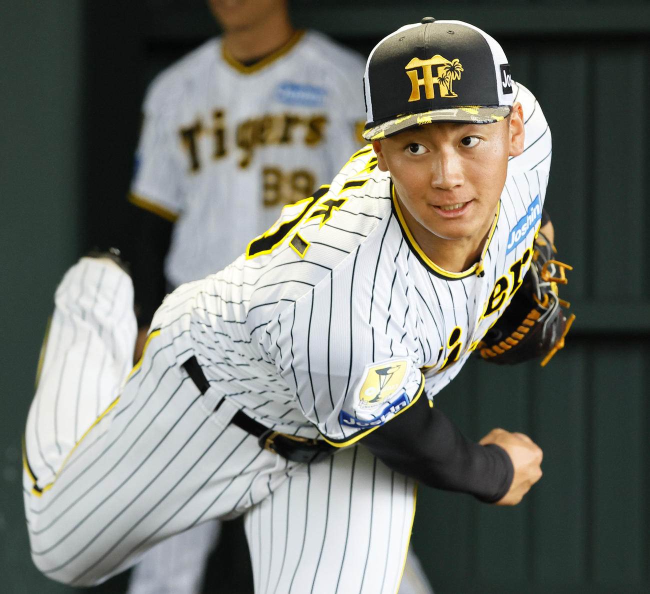 ブルペンで投球練習する森木（撮影・藤尾明華）