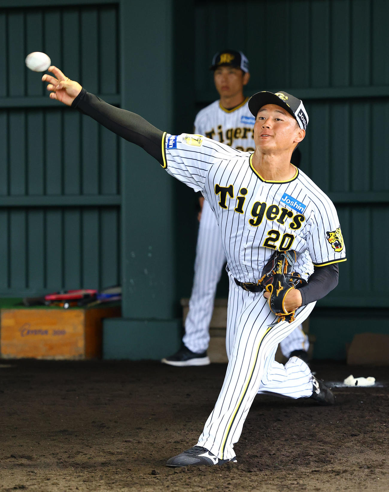 ブルペンで投球練習する森木（撮影・藤尾明華）