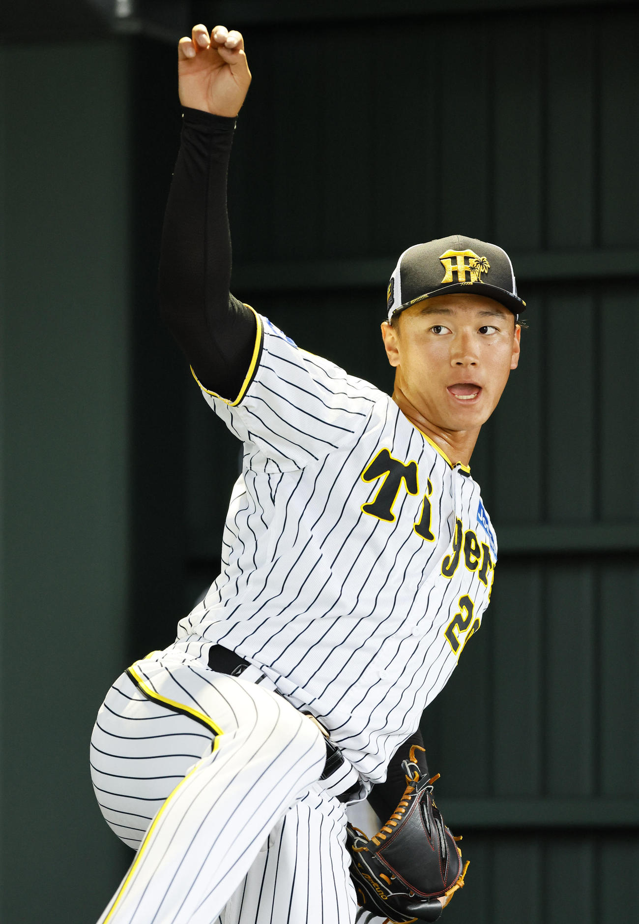 ブルペンで投球練習する森木（撮影・藤尾明華）