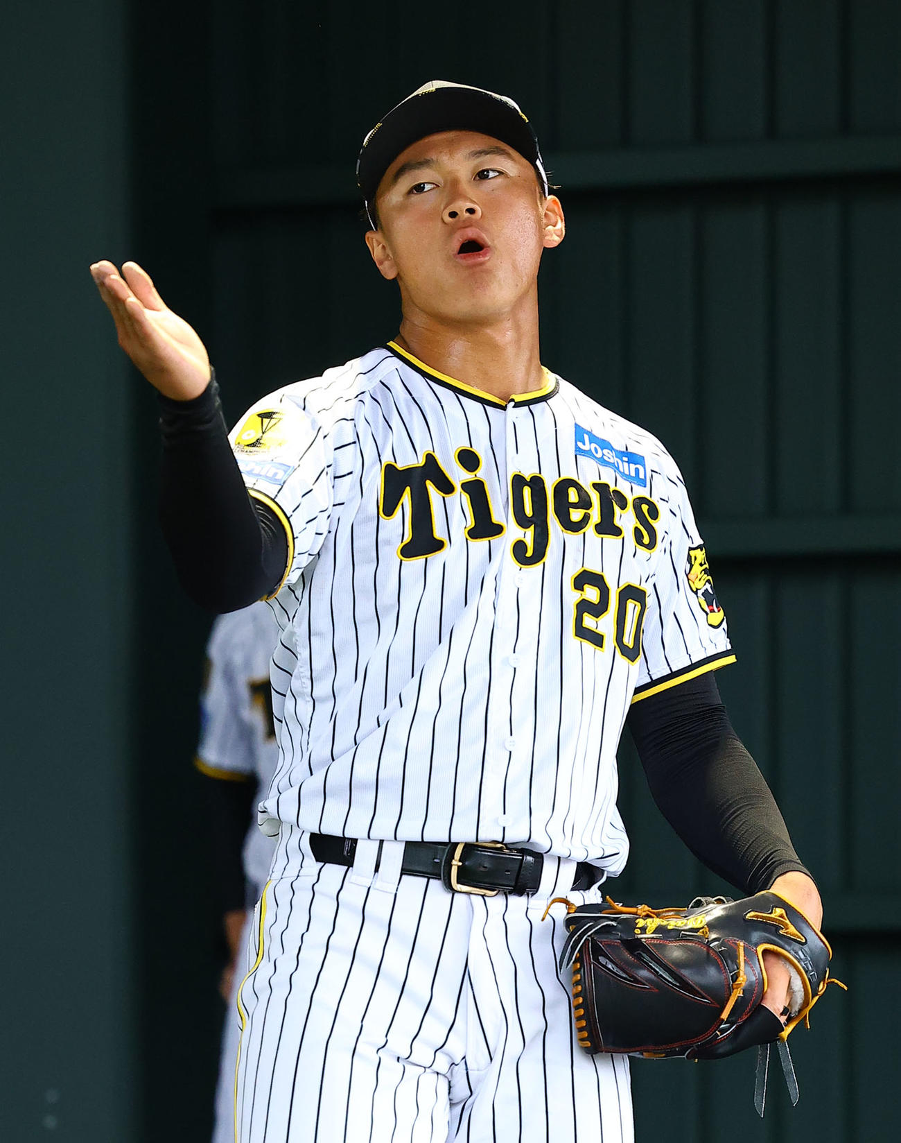 ブルペンで投球練習する森木（撮影・藤尾明華）
