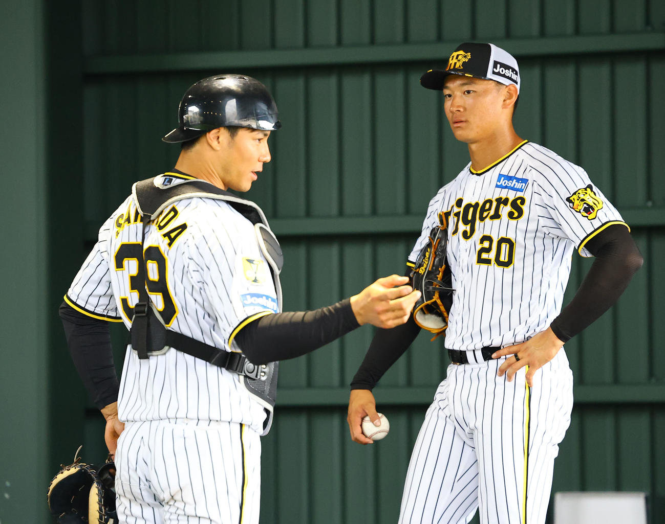 ブルペン投球を終え、栄枝（左）と話をする森木（撮影・藤尾明華）