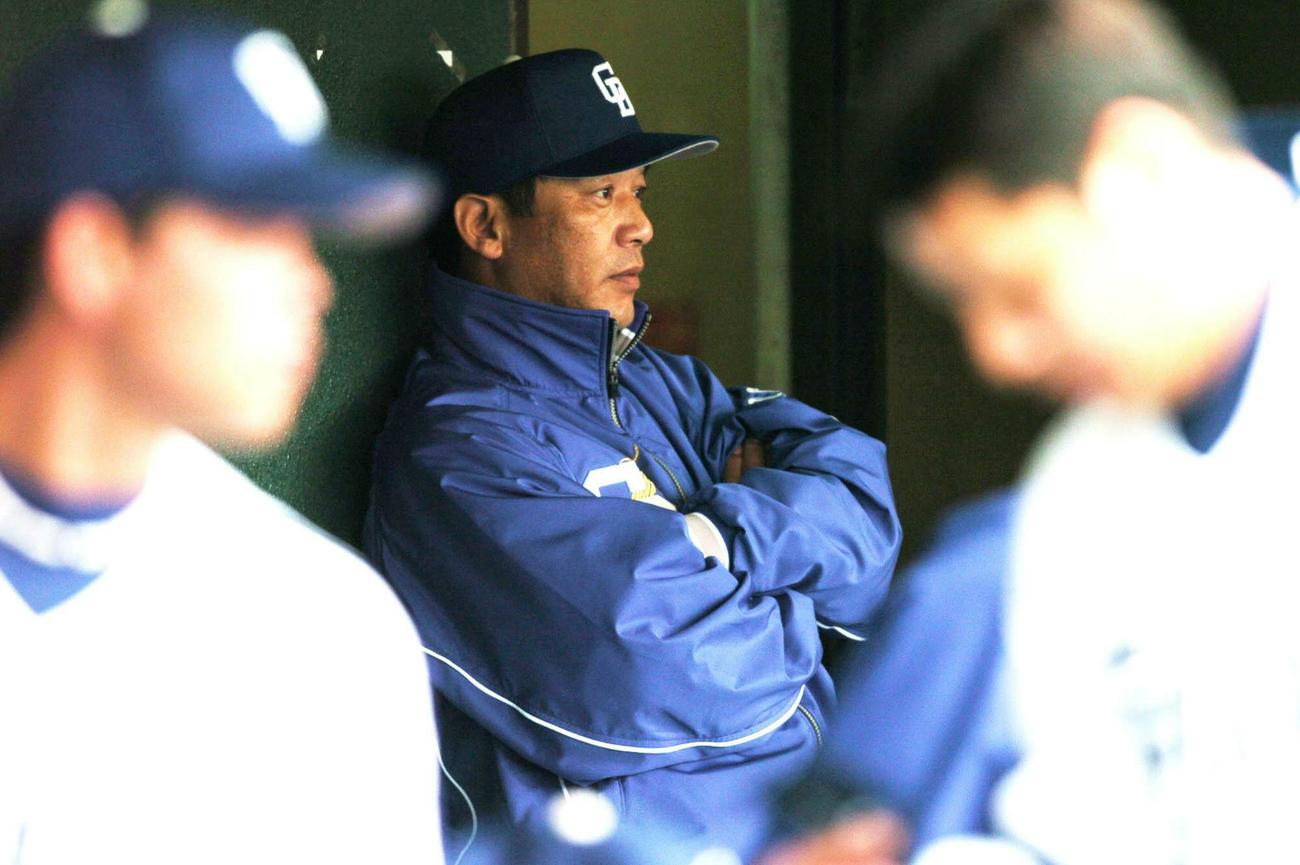 2004年中日春季キャンプ・紅白戦　一塁ベンチから紅白戦の戦況を見守った落合博満監督